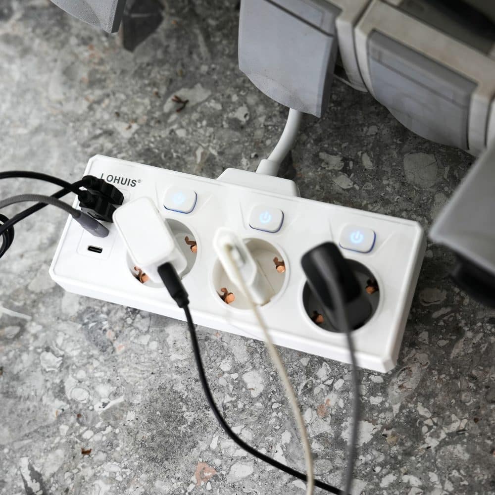 Prelungitor electric (5 cm) 3 prize cu 3 intrerupatoare si 4 USB (2 USB-A+2 TIP-C) 230V 3680W 16A Lohuis